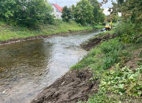 Odstraňování nánosů z řeky Chrudimky přímo v Chrudimi