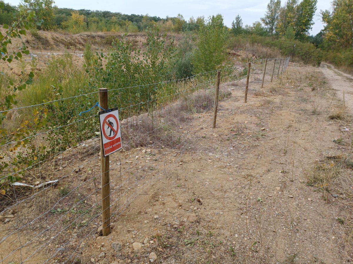 Monitorujeme kvalitu vod na staré skládce sudů v Nelahozevsi