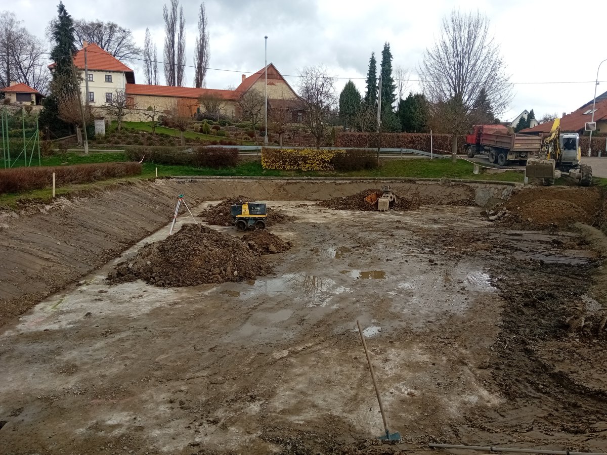 Opravujeme dolní požární nádrž ve Džbánově